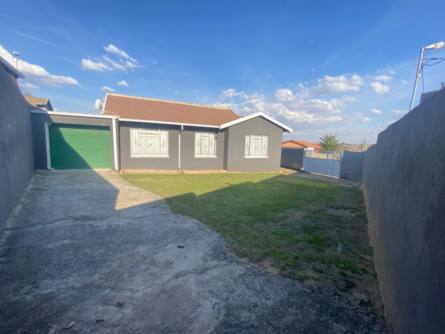 To Let 3 Bedroom Property for Rent in Moroka North Gauteng
