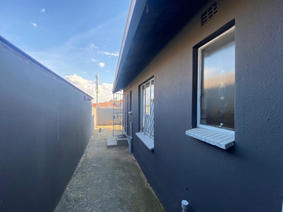 To Let 3 Bedroom Property for Rent in Moroka North Gauteng