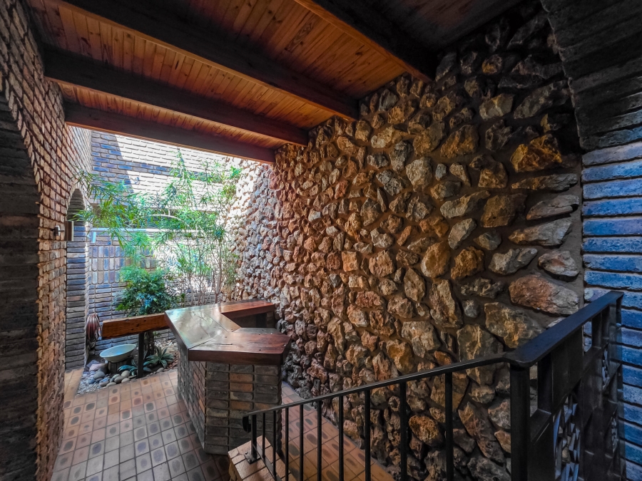 5 Bedroom Property for Sale in Waterkloof Ridge Gauteng
