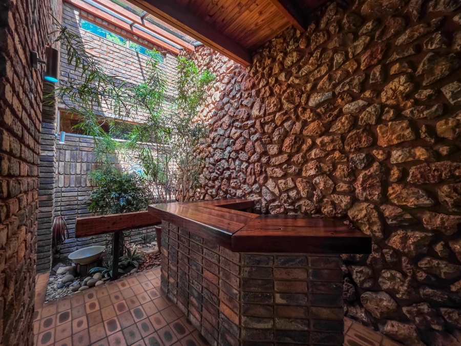 5 Bedroom Property for Sale in Waterkloof Ridge Gauteng