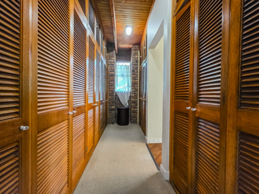 5 Bedroom Property for Sale in Waterkloof Ridge Gauteng