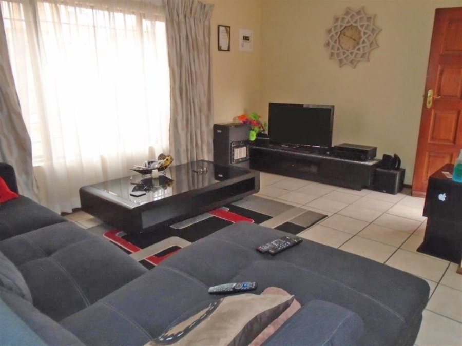 To Let 2 Bedroom Property for Rent in Linden Gauteng