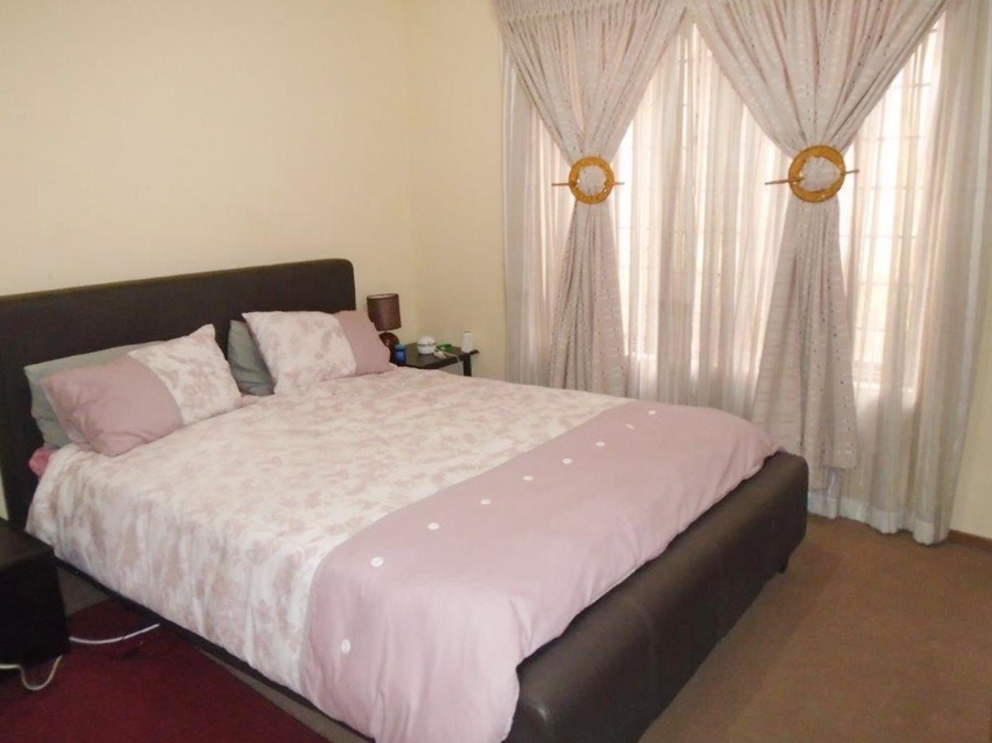 To Let 2 Bedroom Property for Rent in Linden Gauteng