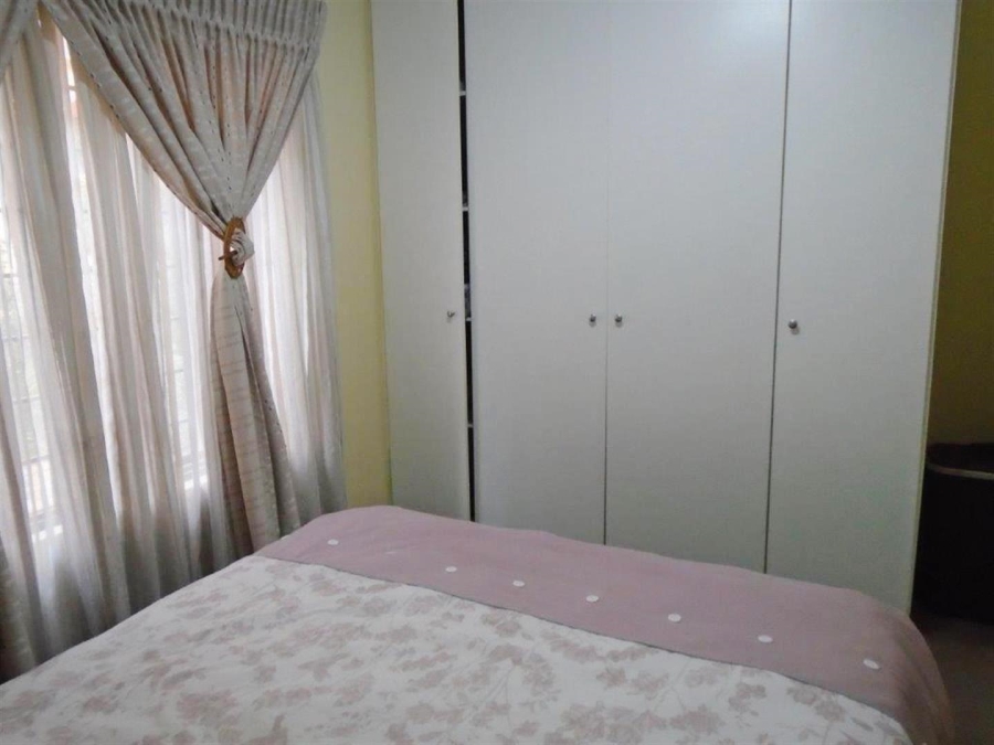 To Let 2 Bedroom Property for Rent in Linden Gauteng