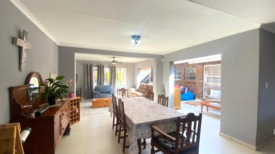 5 Bedroom Property for Sale in Moreleta Park Gauteng