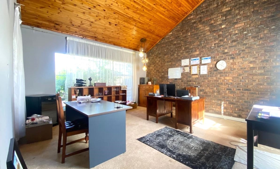5 Bedroom Property for Sale in Moreleta Park Gauteng