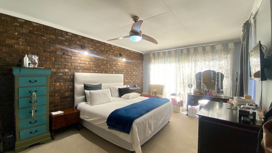 5 Bedroom Property for Sale in Moreleta Park Gauteng