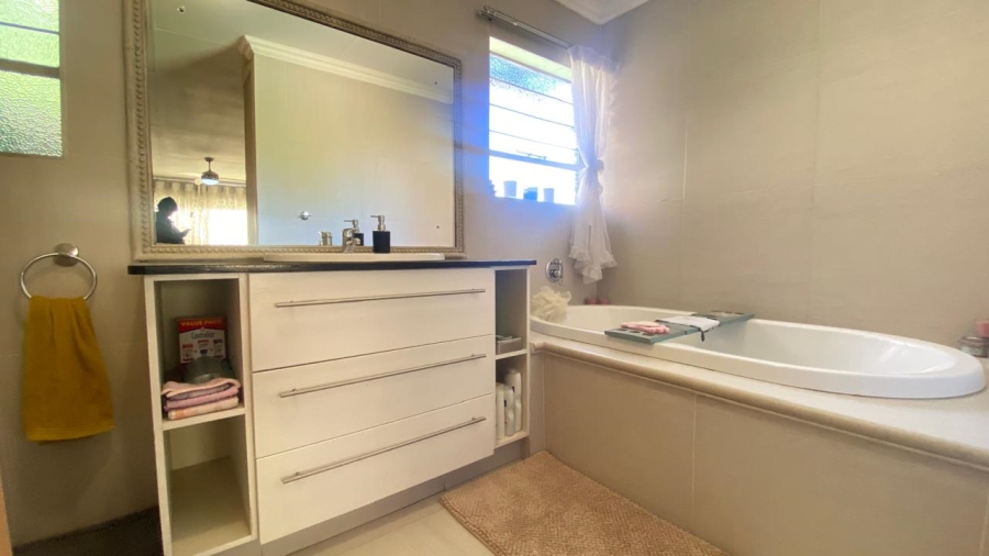 5 Bedroom Property for Sale in Moreleta Park Gauteng