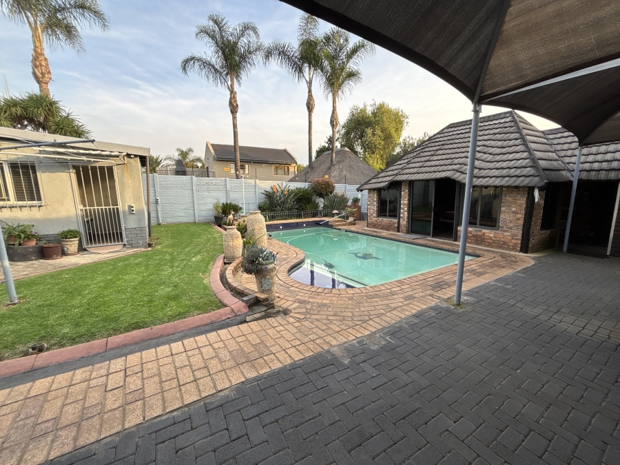 3 Bedroom Property for Sale in Farrarmere Gauteng