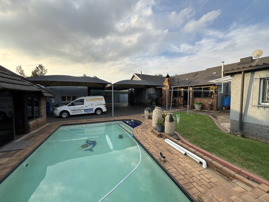 3 Bedroom Property for Sale in Farrarmere Gauteng
