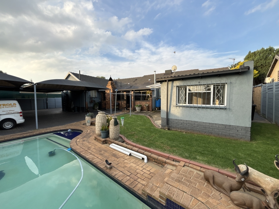 3 Bedroom Property for Sale in Farrarmere Gauteng