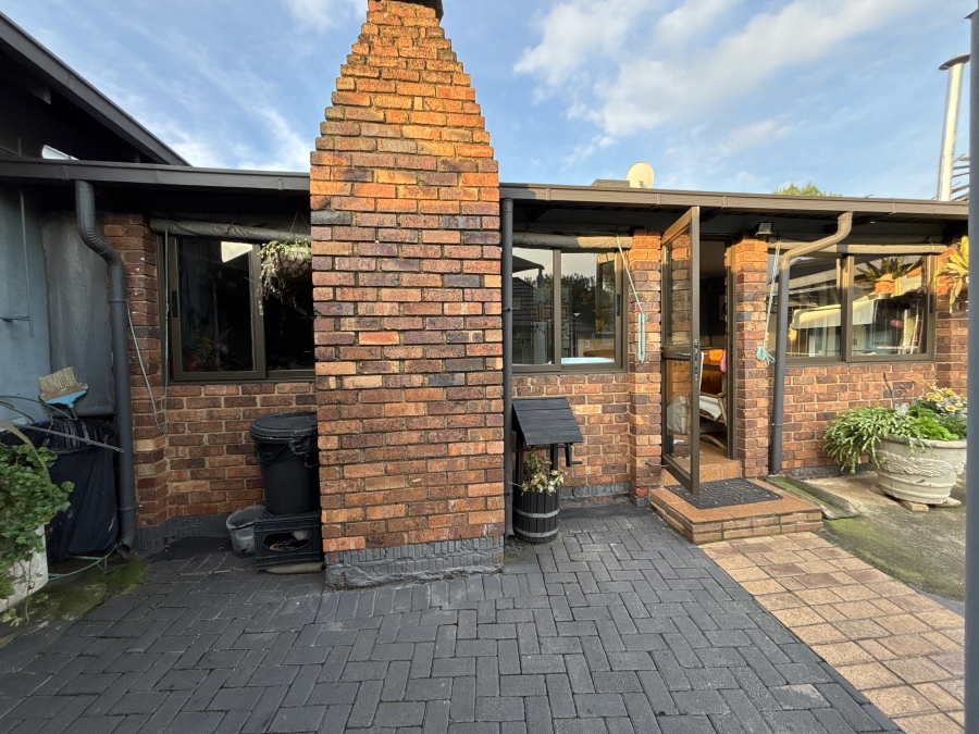 3 Bedroom Property for Sale in Farrarmere Gauteng
