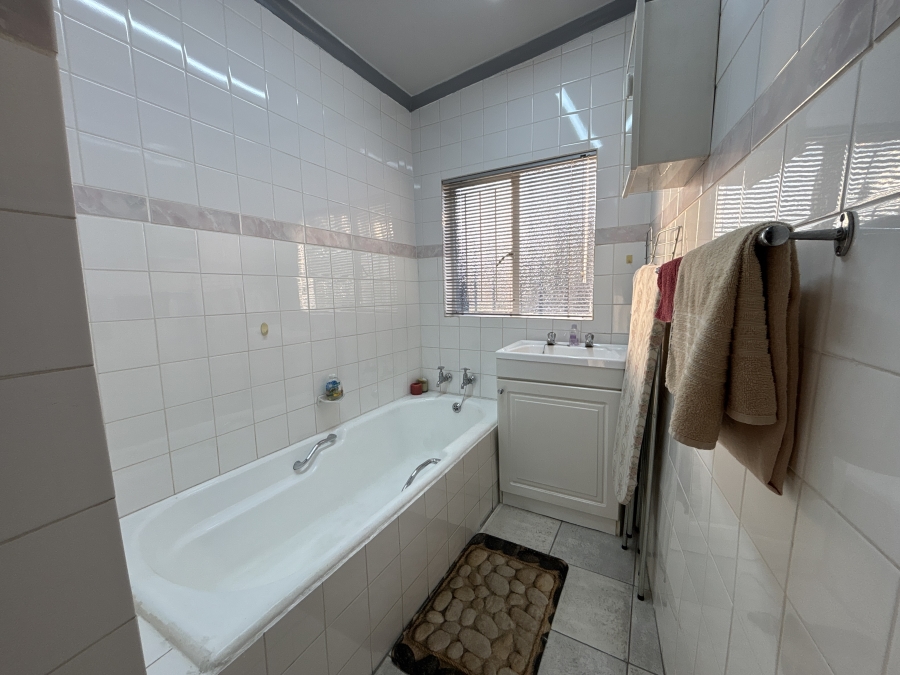 3 Bedroom Property for Sale in Farrarmere Gauteng