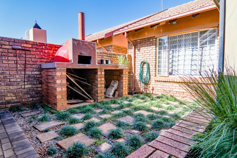 2 Bedroom Property for Sale in Pierre Van Ryneveld Gauteng