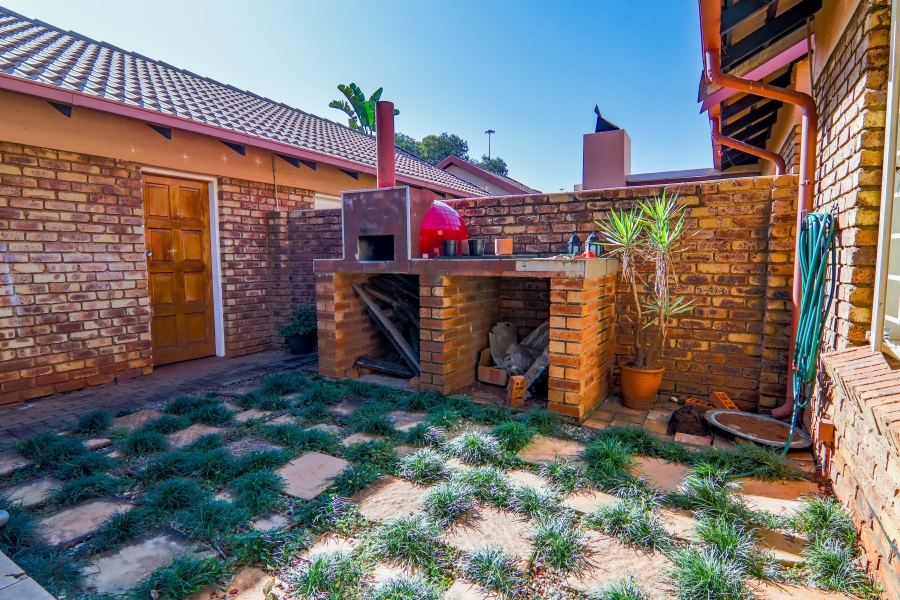 2 Bedroom Property for Sale in Pierre Van Ryneveld Gauteng