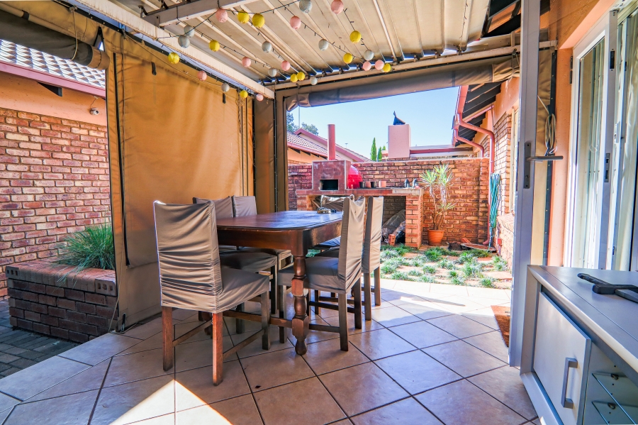 2 Bedroom Property for Sale in Pierre Van Ryneveld Gauteng