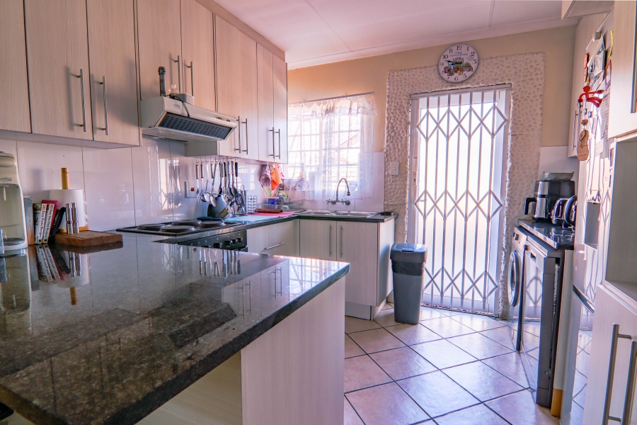 2 Bedroom Property for Sale in Pierre Van Ryneveld Gauteng