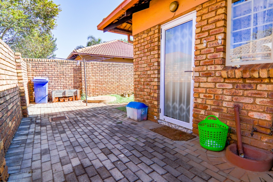 2 Bedroom Property for Sale in Pierre Van Ryneveld Gauteng