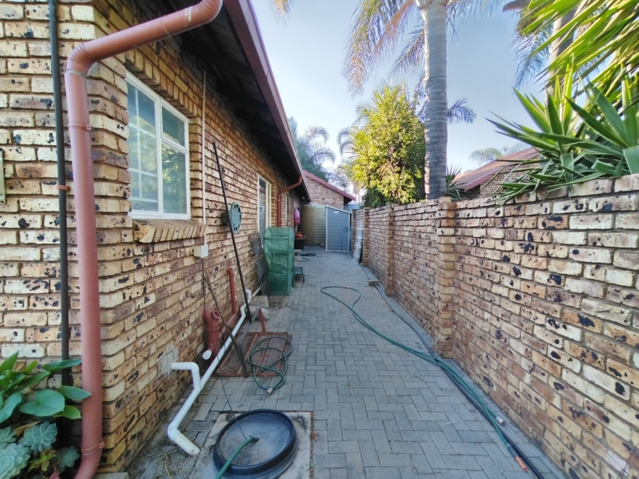 2 Bedroom Property for Sale in Elardus Park Gauteng