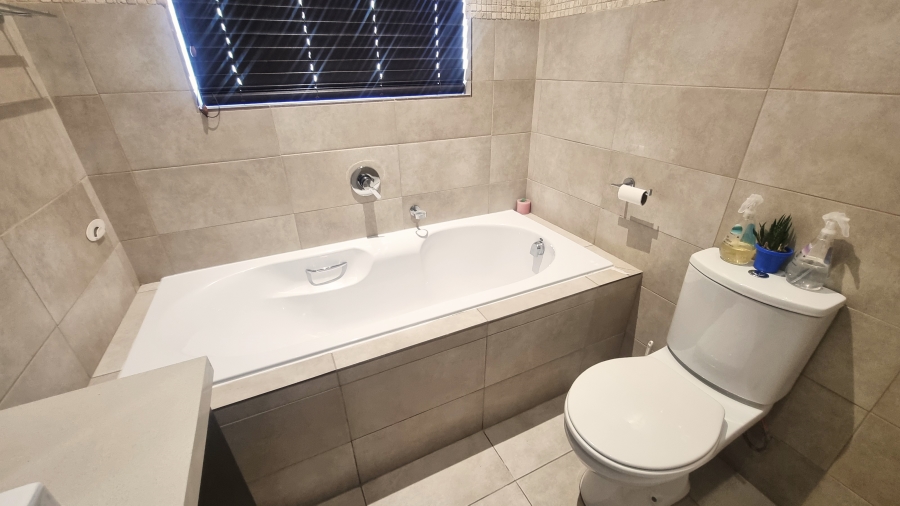 To Let 3 Bedroom Property for Rent in Broadacres Gauteng
