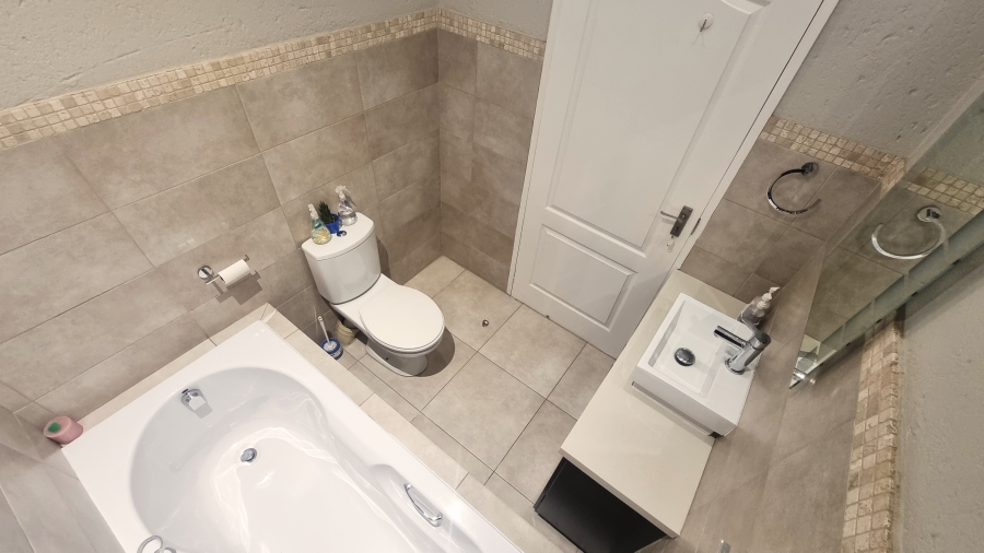 To Let 3 Bedroom Property for Rent in Broadacres Gauteng