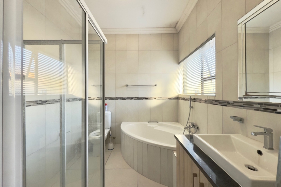 3 Bedroom Property for Sale in Rua Vista Gauteng