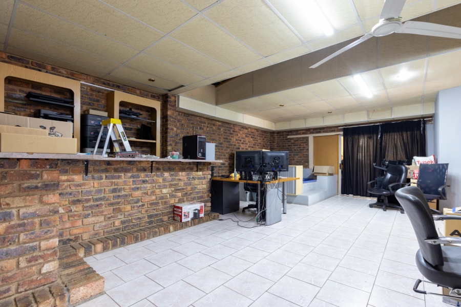 13 Bedroom Property for Sale in Poortview Gauteng