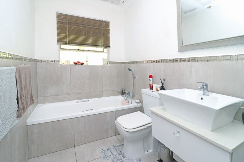 2 Bedroom Property for Sale in Robindale Gauteng