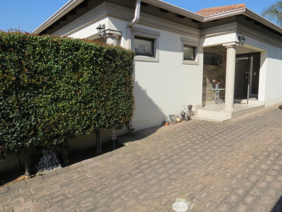 4 Bedroom Property for Sale in Greenstone Hill Gauteng