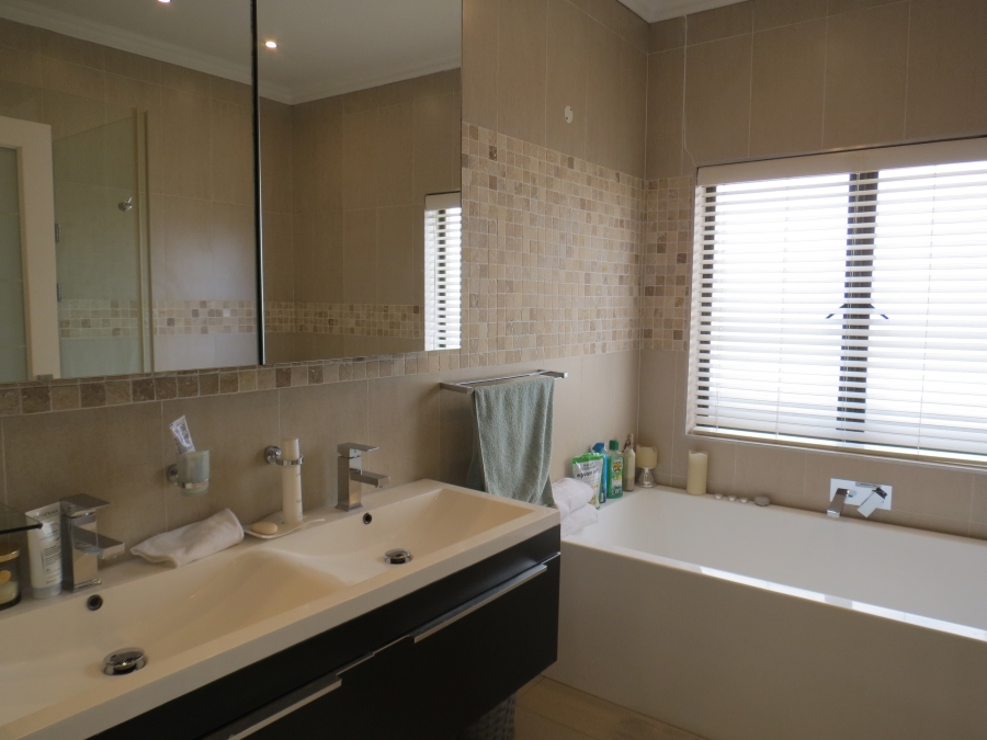 4 Bedroom Property for Sale in Greenstone Hill Gauteng
