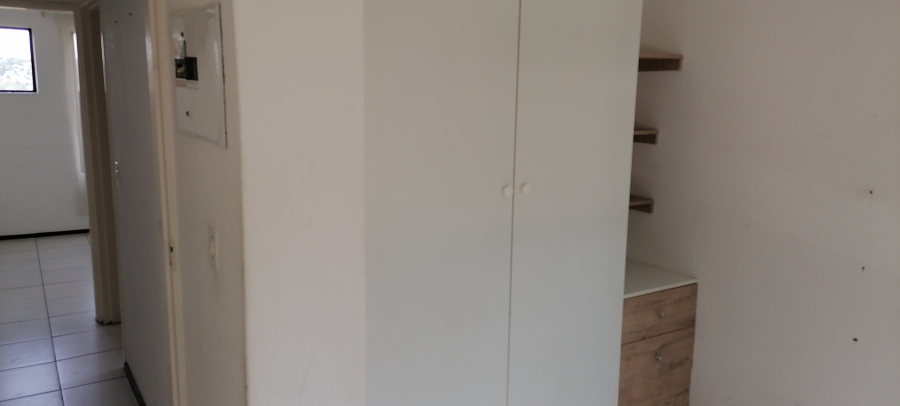 To Let 2 Bedroom Property for Rent in Wilro Park Gauteng