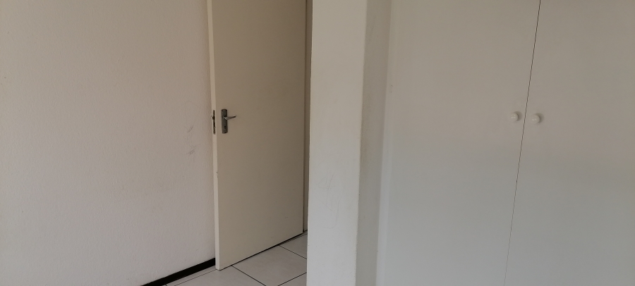 To Let 2 Bedroom Property for Rent in Wilro Park Gauteng