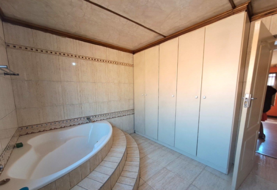5 Bedroom Property for Sale in Spruit View Gauteng
