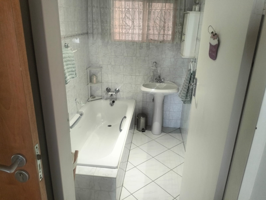 4 Bedroom Property for Sale in Waverley Gauteng
