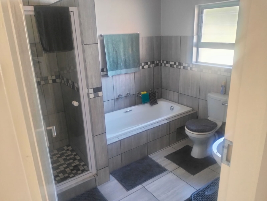 4 Bedroom Property for Sale in Waverley Gauteng