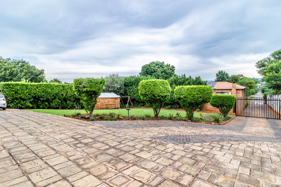 4 Bedroom Property for Sale in Waverley Gauteng