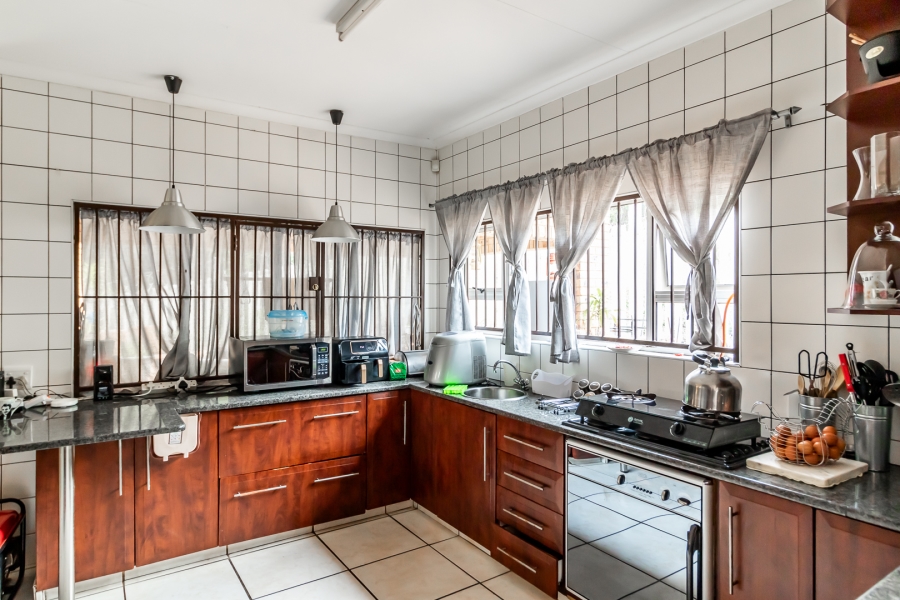4 Bedroom Property for Sale in Waverley Gauteng