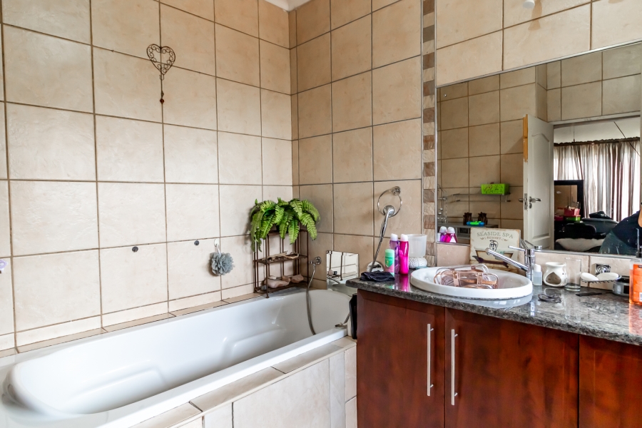 4 Bedroom Property for Sale in Waverley Gauteng