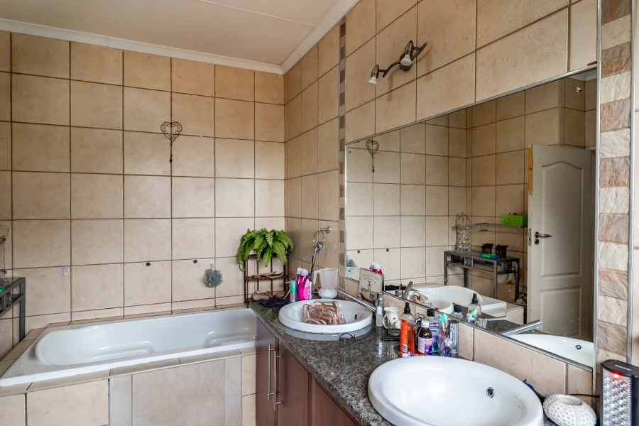 4 Bedroom Property for Sale in Waverley Gauteng