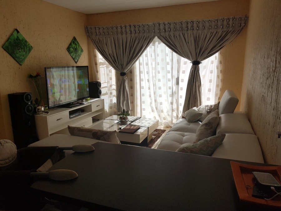 To Let 2 Bedroom Property for Rent in Ormonde Gauteng