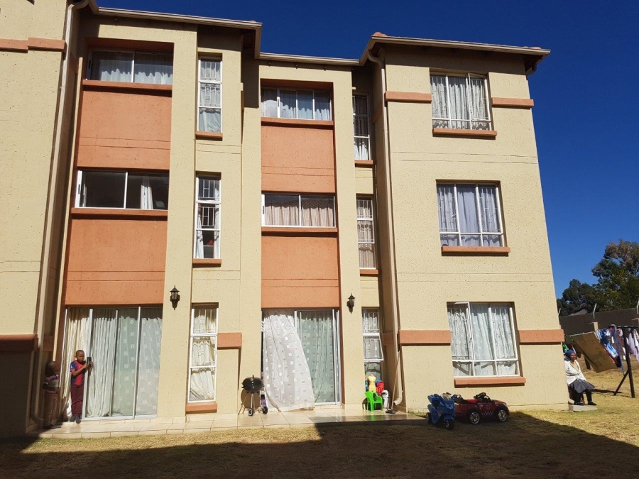 To Let 2 Bedroom Property for Rent in Ormonde Gauteng