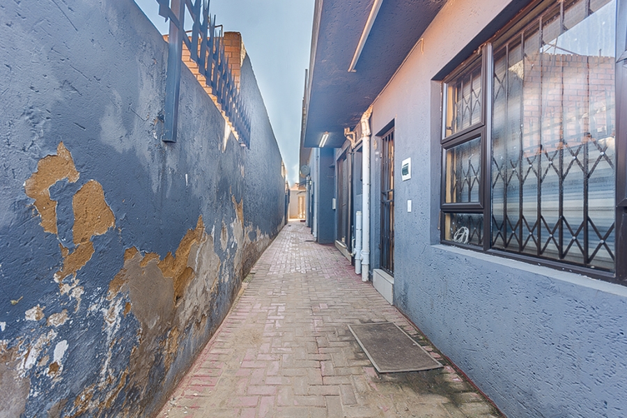6 Bedroom Property for Sale in Jabavu Gauteng