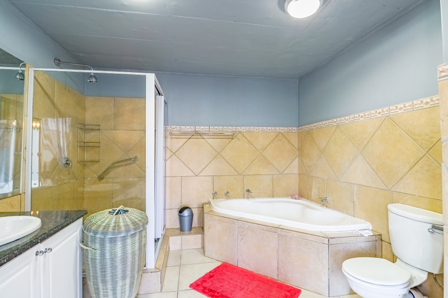 To Let 4 Bedroom Property for Rent in Silver Lakes Golf Estate Gauteng