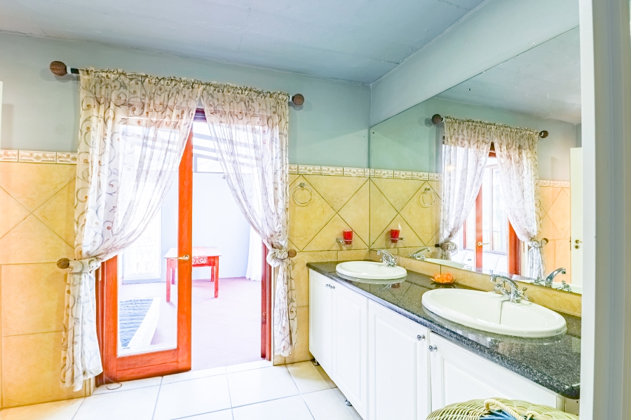 To Let 4 Bedroom Property for Rent in Silver Lakes Golf Estate Gauteng