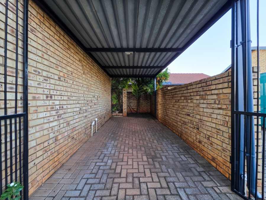 2 Bedroom Property for Sale in La Montagne Gauteng
