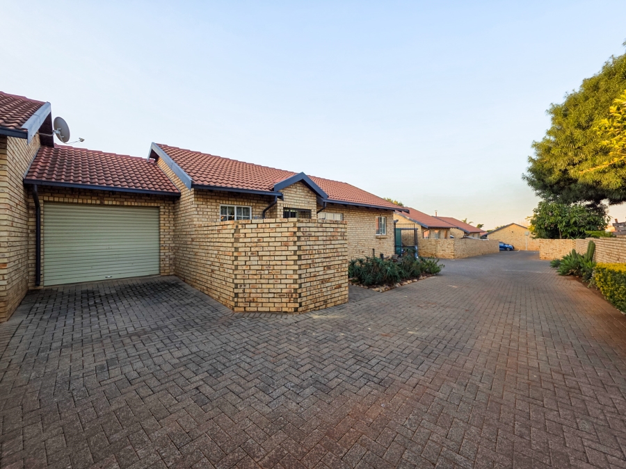 2 Bedroom Property for Sale in La Montagne Gauteng