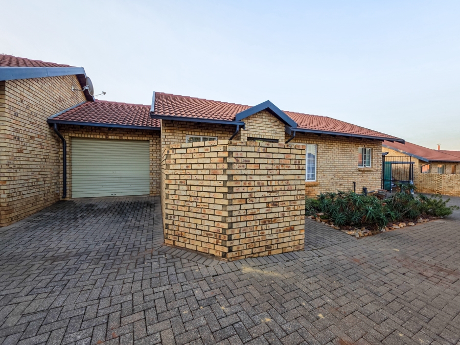 2 Bedroom Property for Sale in La Montagne Gauteng