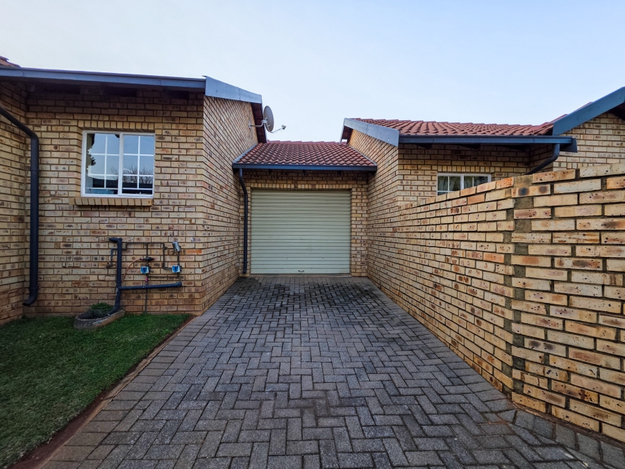 2 Bedroom Property for Sale in La Montagne Gauteng