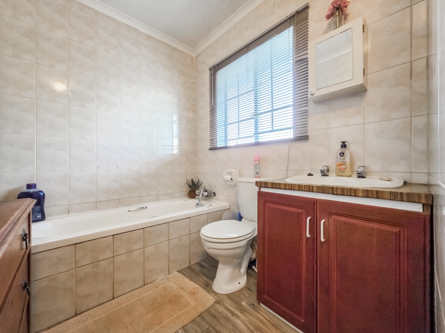 2 Bedroom Property for Sale in La Montagne Gauteng