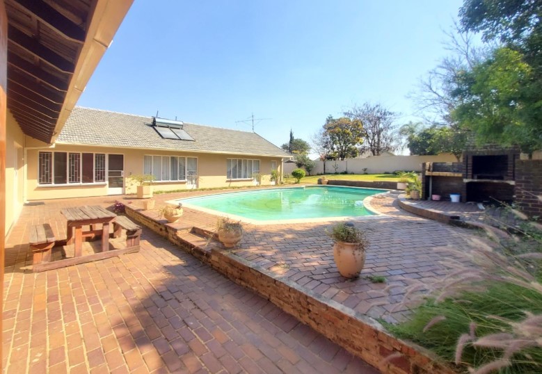 4 Bedroom Property for Sale in Mondeor Gauteng